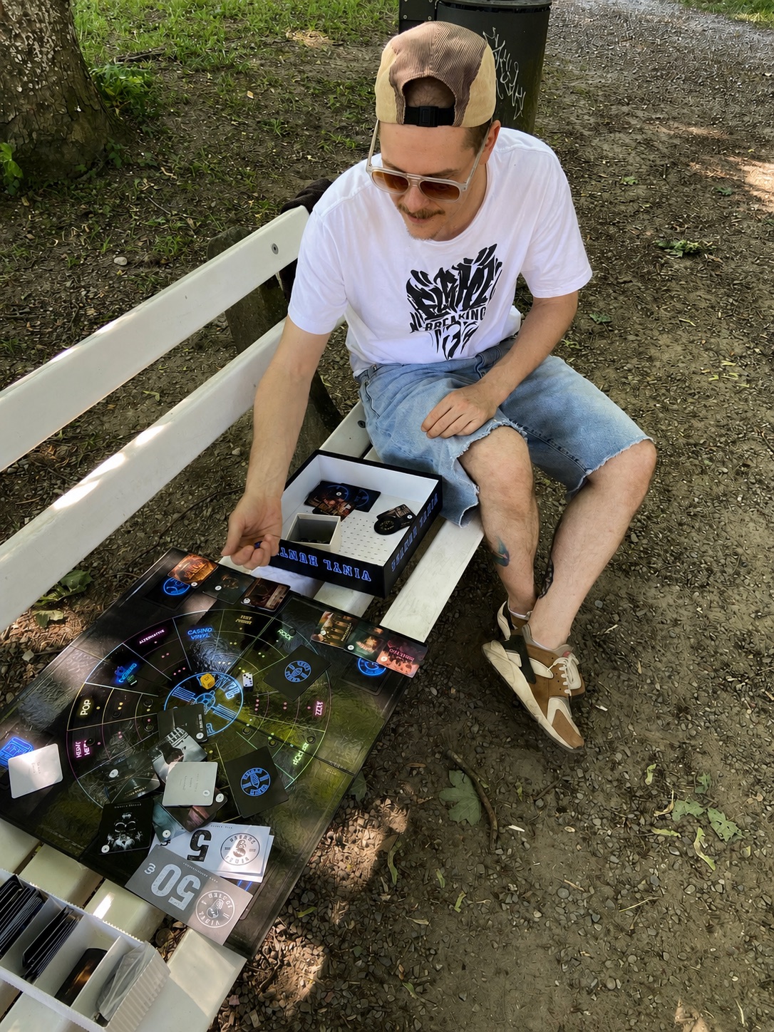 Der Schöpfer spielt das Spiel draußen an einem sonnigen Tag