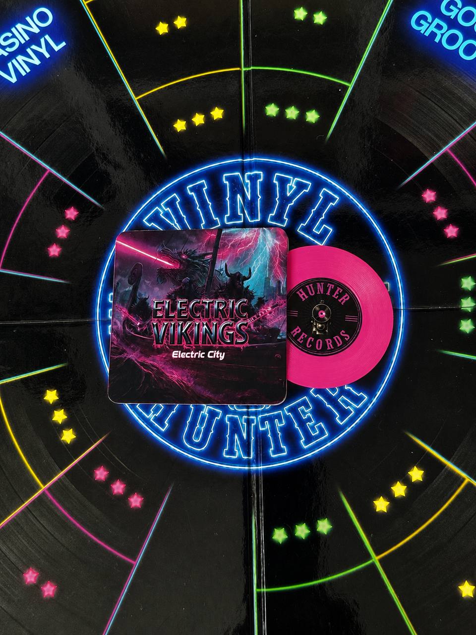 Die Mini-Platte Electric Vikings auf dem Spielbrett unter Neonlicht